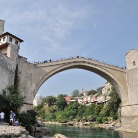 English to Bosnian subtitling service